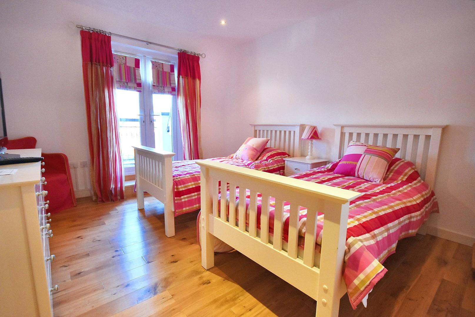 14 Bron Y Glyn Apartments, 18 Bridgeman Road, Penarth, CF64 3AW